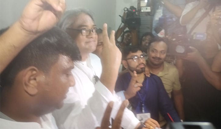 গুলশান মডেল হাইস্কুল কেন্দ্রে ভোট দিলেন আরাফাত