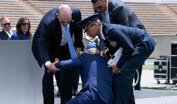 কয়বার হোঁচট খেলেন বাইডেন?