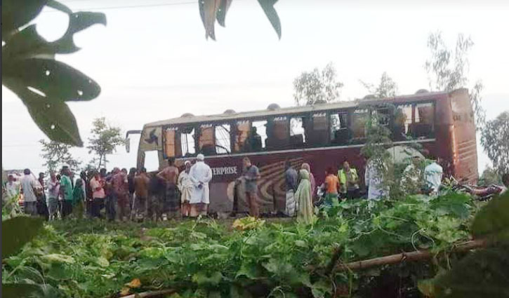 নবাবগঞ্জে যাত্রীবাহী বাস ও বালু বোঝাই ট্রাকে সংঘর্ষ, নিহত ২
