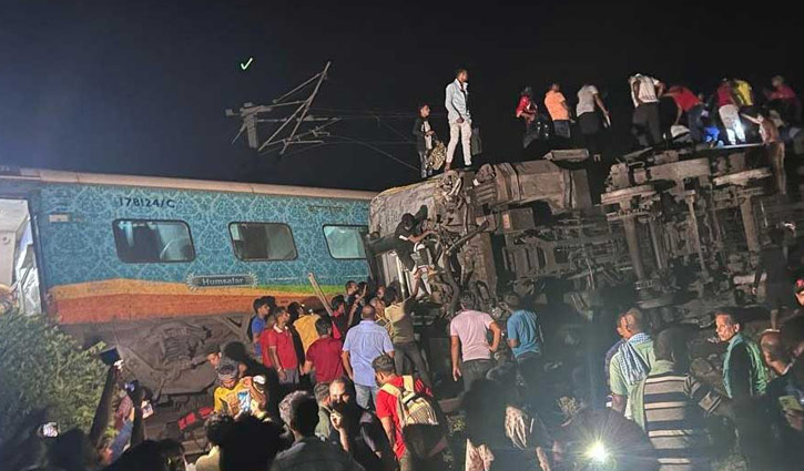 India train crash leaves 50 dead, over 300 injured