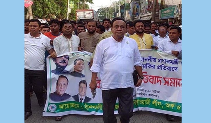 Lawmaker leads rally with firearm in hand