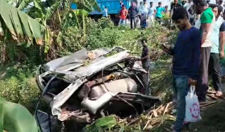 Two killed as truck hits microbus in Cumilla