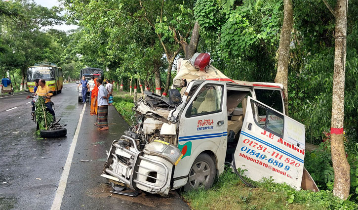 উল্টো লেনে চলতে গিয়ে দুর্ঘটনায় অ্যাম্বুলেন্স