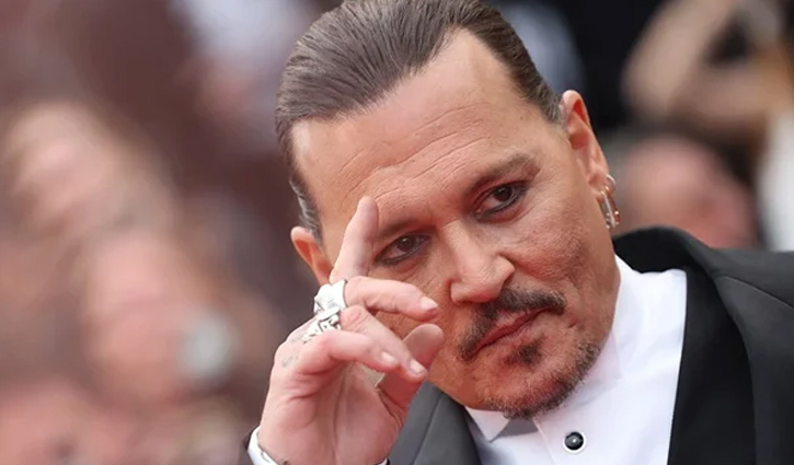 কানে গিয়ে কেন কাঁদলেন জনি ডেপ?