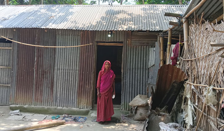 এক লাইট এক ফ্যানের বিল ৭২০০ টাকা, দিশেহারা বিধবা এক লাইট এক ফ্যানের বিল ৭২০০ টাকা, দিশেহারা বিধবা