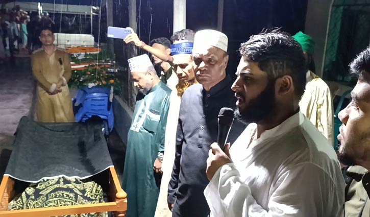 বৃষ্টি উপেক্ষা করে চিত্রনায়ক ফারুকের জানাজায় মানুষের ঢল