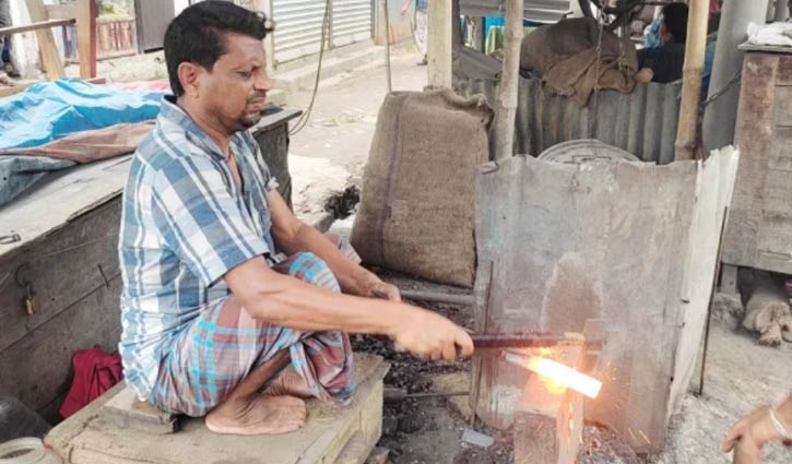 ‘রোদ ও আগুনের তাপে শরীর ভিজে গেলেও কষ্ট হয় না’