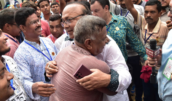 ভোটকেন্দ্রে নৌকা-জাপা প্রার্থীর আলিঙ্গন, ‘আমরা চাচা-ভাতিজা’ 