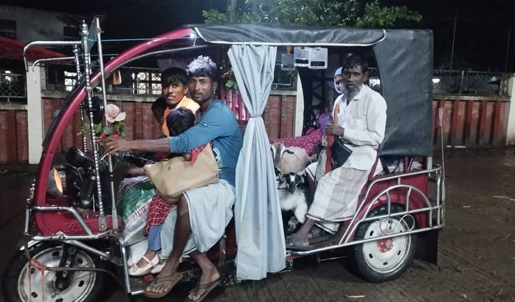 আশ্রয়কেন্দ্র ছেড়ে বাড়ি ফিরছে মানুষ