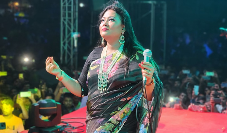 সৈয়দপুরে মঞ্চ মাতালেন মমতাজ