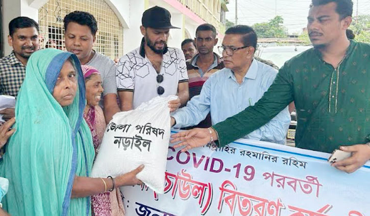 নড়াইলে ত্রাণ বিতরণ উদ্বোধন করলেন মাশরাফী