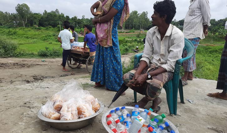 ঈদযাত্রা: যানজটে যাত্রীদের কাছে টিউবওয়েলের পানি বিক্রি