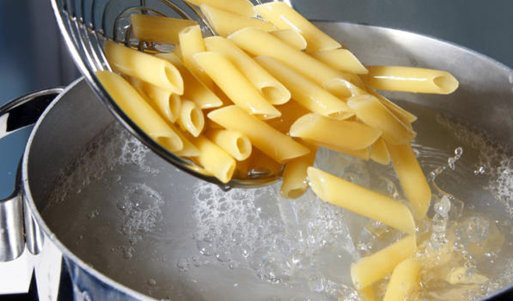 পাস্তা সেদ্ধ পানি ফেলে না দিয়ে এসব কাজে ব্যবহার করুন