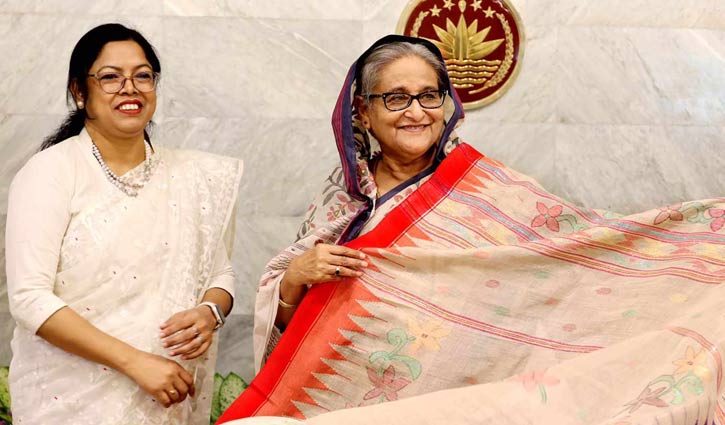 প্রধানমন্ত্রীকে উপহার দেওয়া হলো কলাগাছের তন্তু থেকে তৈরি শাড়ি