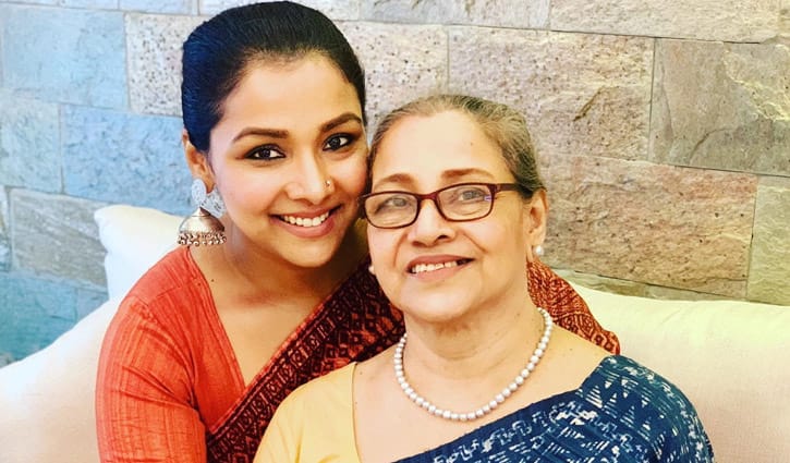 ‘আমি বুড়ি হয়ে গেলাম, মা এখনো তরুণী’