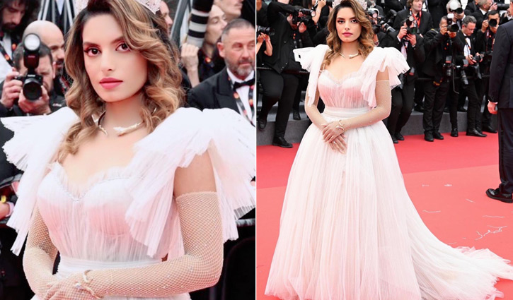 কানের লাল গালিচায় গায়ক কুমার শানুর কন্যা