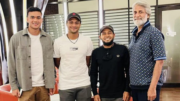 দুই গন্তব্যে তারা তিন জন