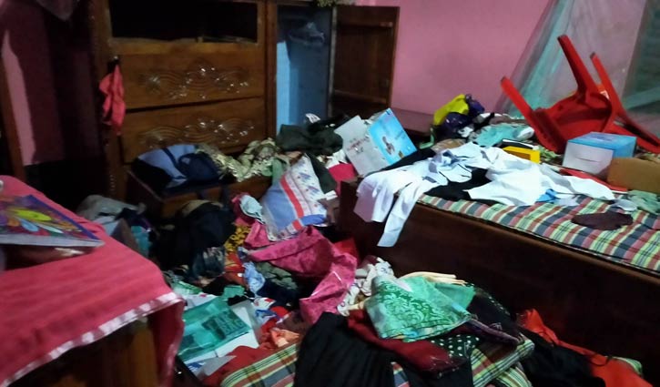 গৃহবধূর মাথায় পিস্তল ঠেকিয়ে ডাকাতির অভিযোগ