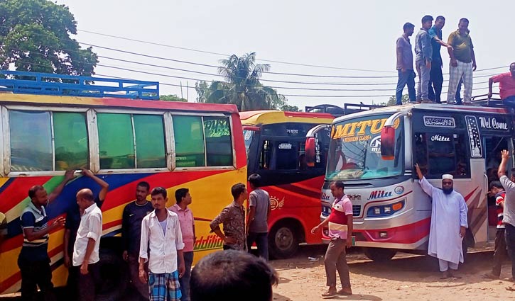 নওগাঁর অভ্যন্তরীণ রুটে বাস চলাচল বন্ধ নওগাঁর অভ্যন্তরীণ রুটে বাস চলাচল বন্ধ