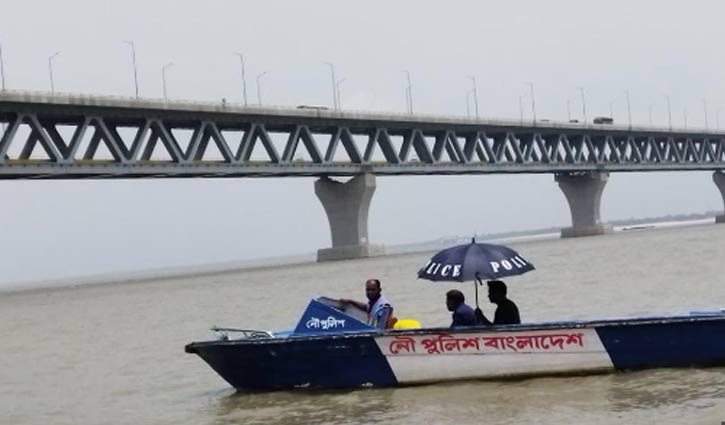 নিষেধাজ্ঞা না মেনে পদ্মা সেতুতে অটোরিকশা, নদীতে ঝাঁপ দিলেন চালক