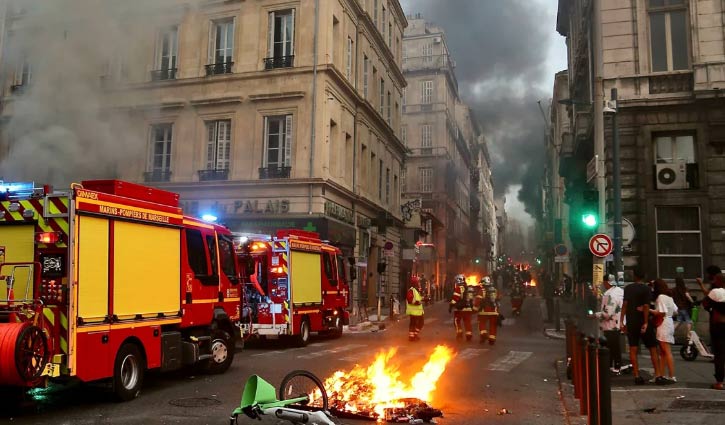 বিক্ষোভের আগুনে জ্বলছে ফ্রান্স