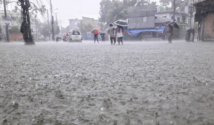 পানি ঢুকছে সুনামগঞ্জ শহরে