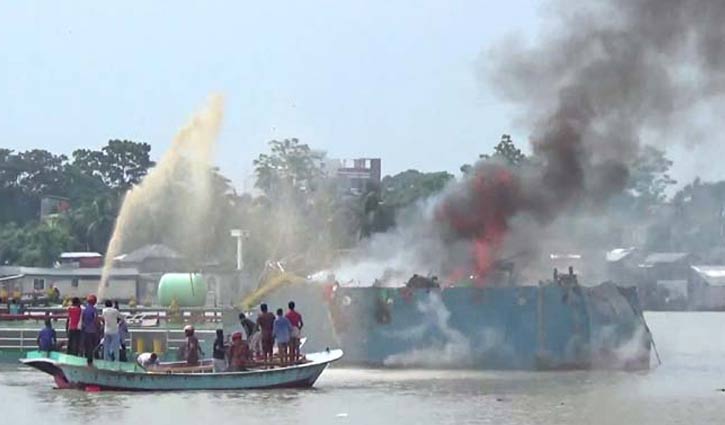 তেলবাহী জাহাজে বিস্ফোরণ: নিখোঁজদের উদ্ধারে অভিযান