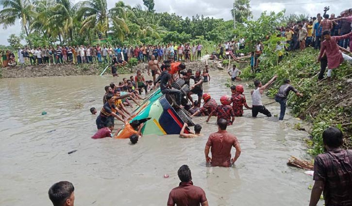 ঝালকাঠিতে বাস দুর্ঘটনা: চালকসহ ৩ জনের বিরুদ্ধে মামলা