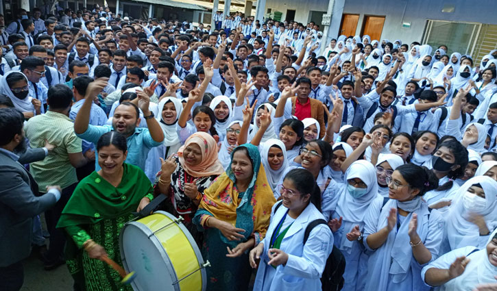 ময়মনসিংহ শিক্ষা বোর্ডে জিপিএ ৫ ও পাসে এগিয়ে মেয়েরা
