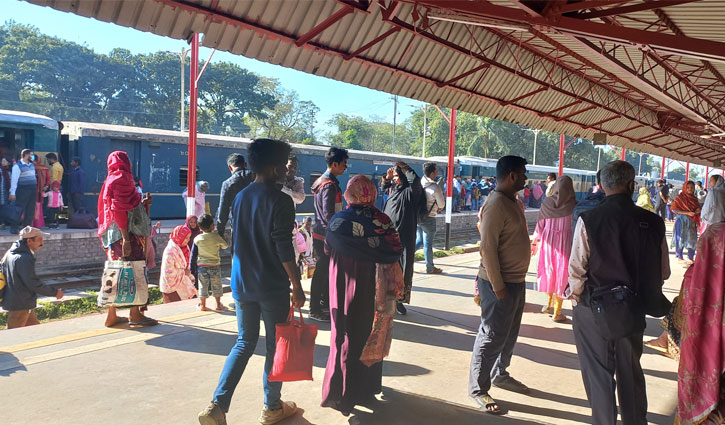 অবরোধেও জনজীবন স্বাভাবিক