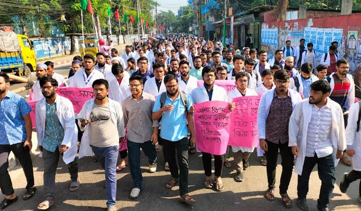 ট্রাকচাপায় মে‌ডিক্যাল ছাত্র নিহত: ঘাতক চালকের শাস্তির দাবিতে বিক্ষোভ 