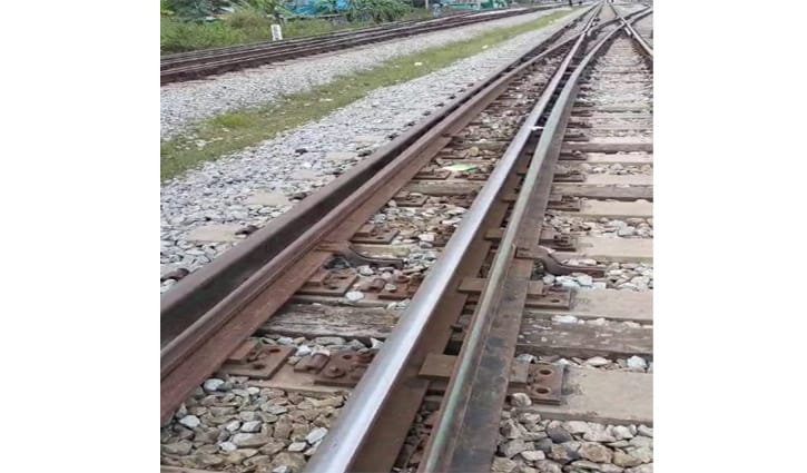 কুমিল্লায় রেললাইনের নাটবল্টু চুরির অভিযোগ 