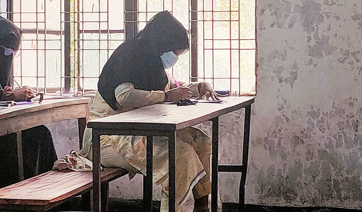 কারামুক্ত হয়ে পরীক্ষা দিলেন জবি শিক্ষার্থী খাদিজা