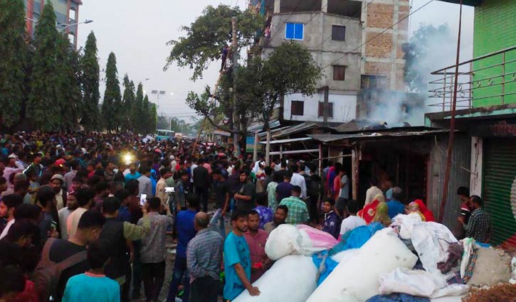 খুলনায় আগুনে পুড়েছে ৩ দোকান 