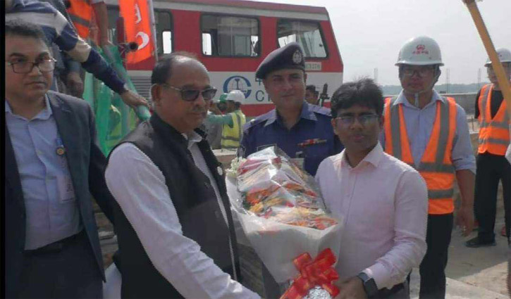 লোহাগড়া রেল স্টেশন পরিদর্শনে মন্ত্রী
