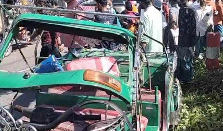 নিয়ন্ত্রণ হারানো অটোরিকশায় ট্রাকের ধাক্কা, মা-মেয়ে নিহত