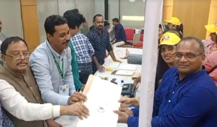 আ. লীগের মনোনয়ন ফরম জমা দিলেন সাবেক ছাত্রনেতা দেলোয়ার হোসেন আ. লীগের মনোনয়ন ফরম জমা দিলেন সাবেক ছাত্রনেতা দেলোয়ার হোসেন