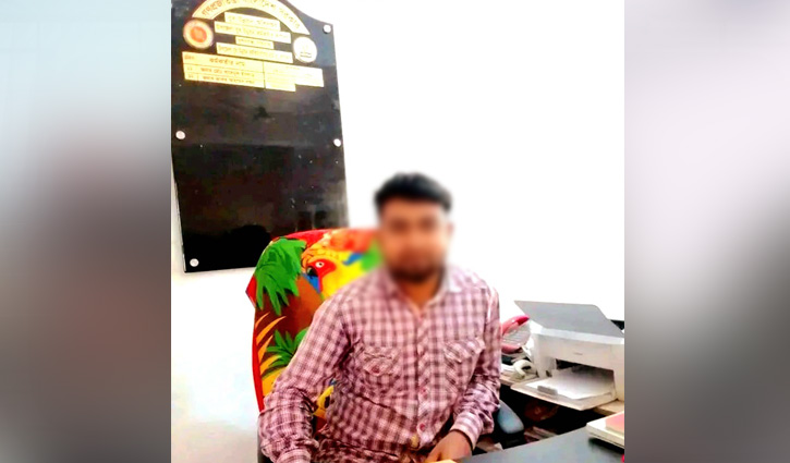 যুব উন্নয়ন কর্মকর্তার চেয়ারে মোবাইল মেকানিক!