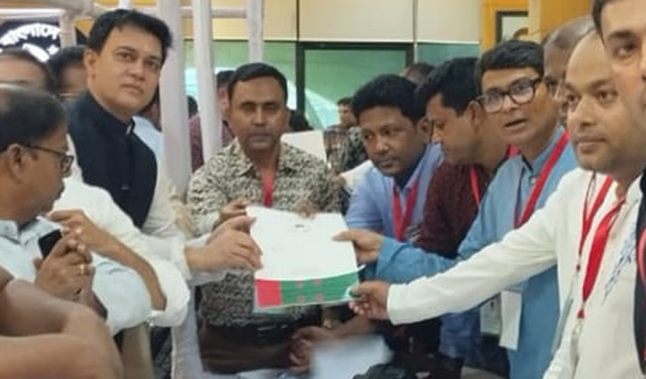 আ.লীগের মনোনয়নপত্র নিলেন চিত্রনায়ক শাকিল খান