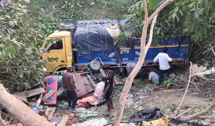 5 killed as truck rams auto-rickshaw in Rajshahi