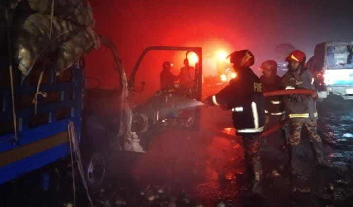 Vegetables-laden pickup set alight in Sirajganj