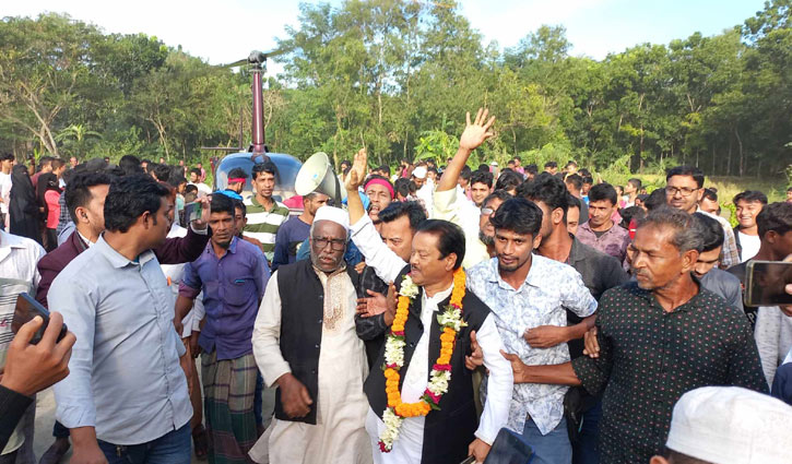 হেলিকপ্টারে ফেনীতে এসে স্বতন্ত্র প্রার্থী হওয়ার ঘোষণা আ.লীগ নেতার