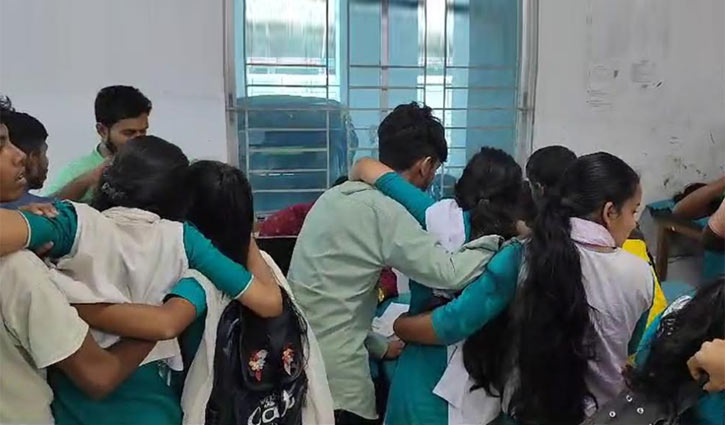 গোপালগঞ্জে অজানা রোগে আক্রান্ত হয়ে অর্ধশতাধিক ছাত্রী হাসপাতালে