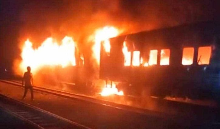 যমুনা এক্সপ্রেসের তিন বগিতে আগুন