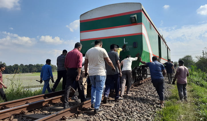 লাইনচ্যুত বগি উদ্ধার, ৯ ঘণ্টা পর ট্রেন চলাচল স্বাভাবিক 