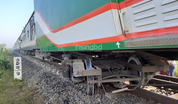 টাঙ্গাইলে ট্রেনের লাইনচ্যুত বগির উদ্ধার কাজ শুরু