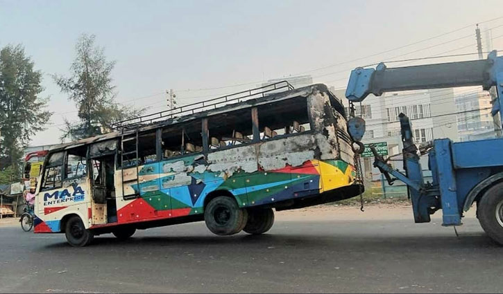 বরিশালে দাঁড়িয়ে থাকা বাসে দুর্বৃত্তদের আগুন 