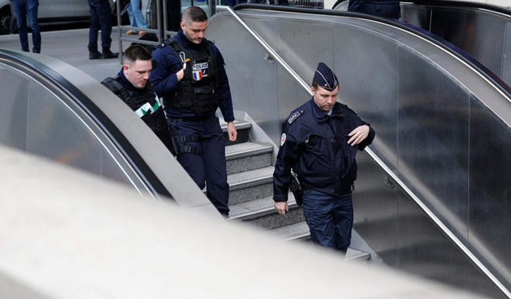 প্যারিসে হিজাব পরা নারীকে পুলিশের গুলি