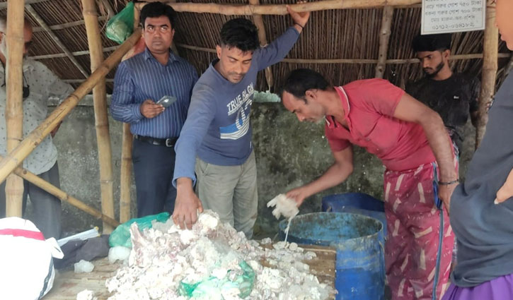 বাসি মাংস বিক্রির অপরাধে জরিমানা