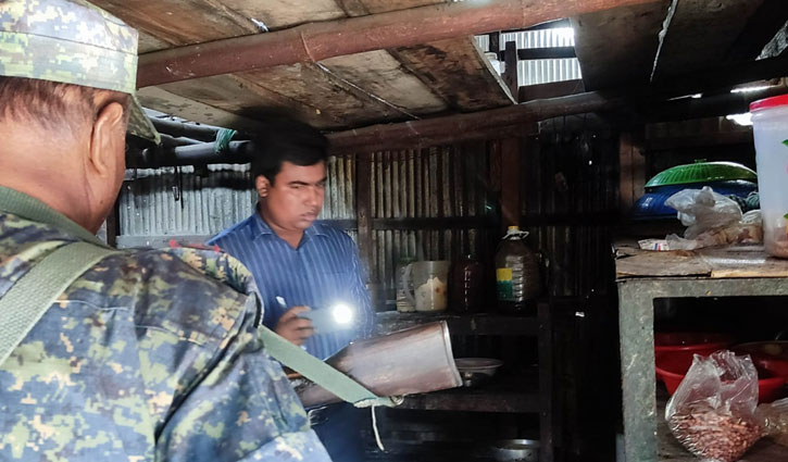 বাগেরহাটে নোংরা পরিবেশে খাদ্য তৈরি, ৮ প্রতিষ্ঠানে জরিমানা